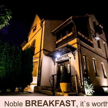 Noblesse Boutique Resort Сібіу Екстер'єр фото Noble Breakfast