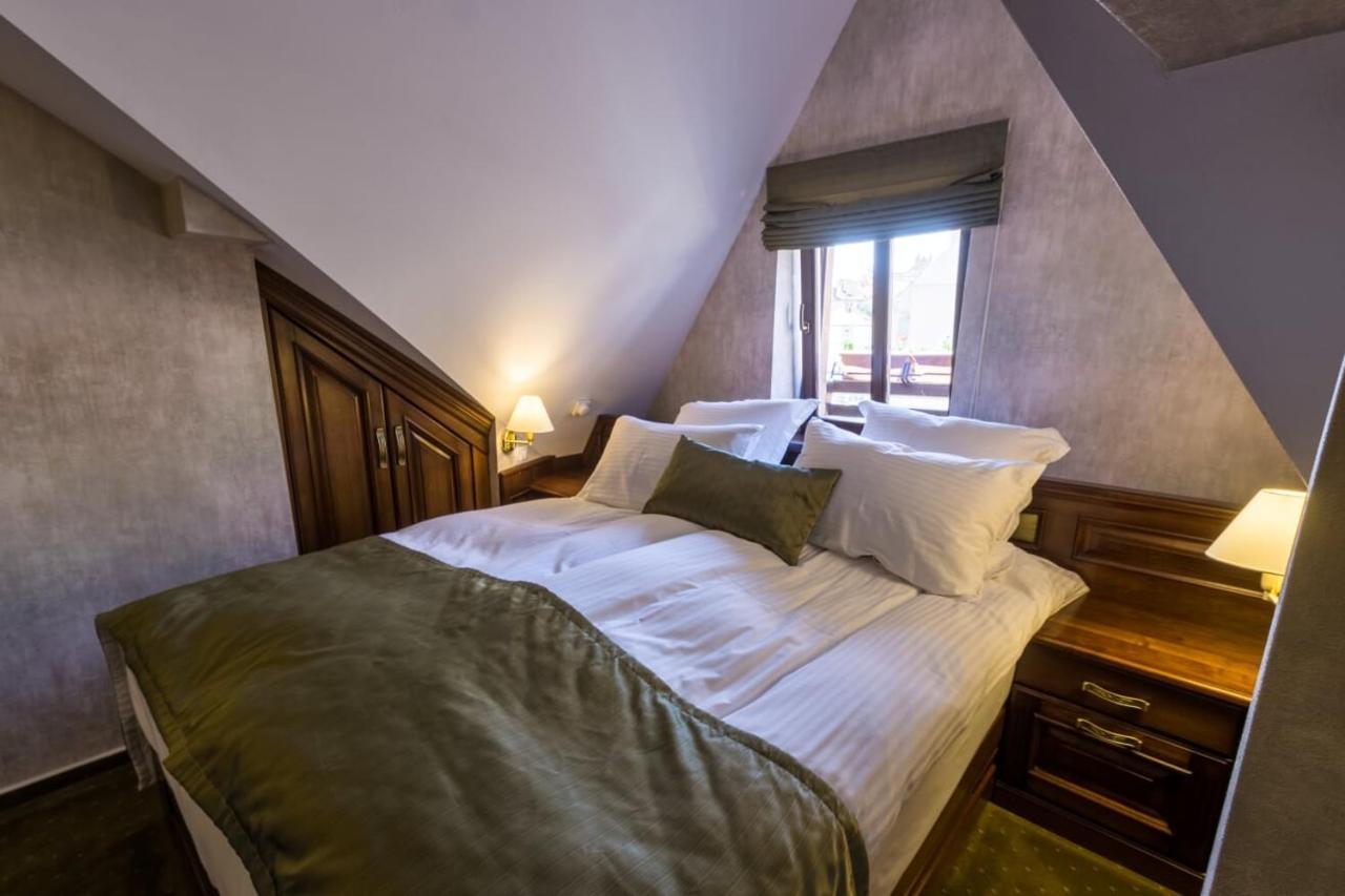 Noblesse Boutique Resort Сібіу Екстер'єр фото A bedroom at the hotel