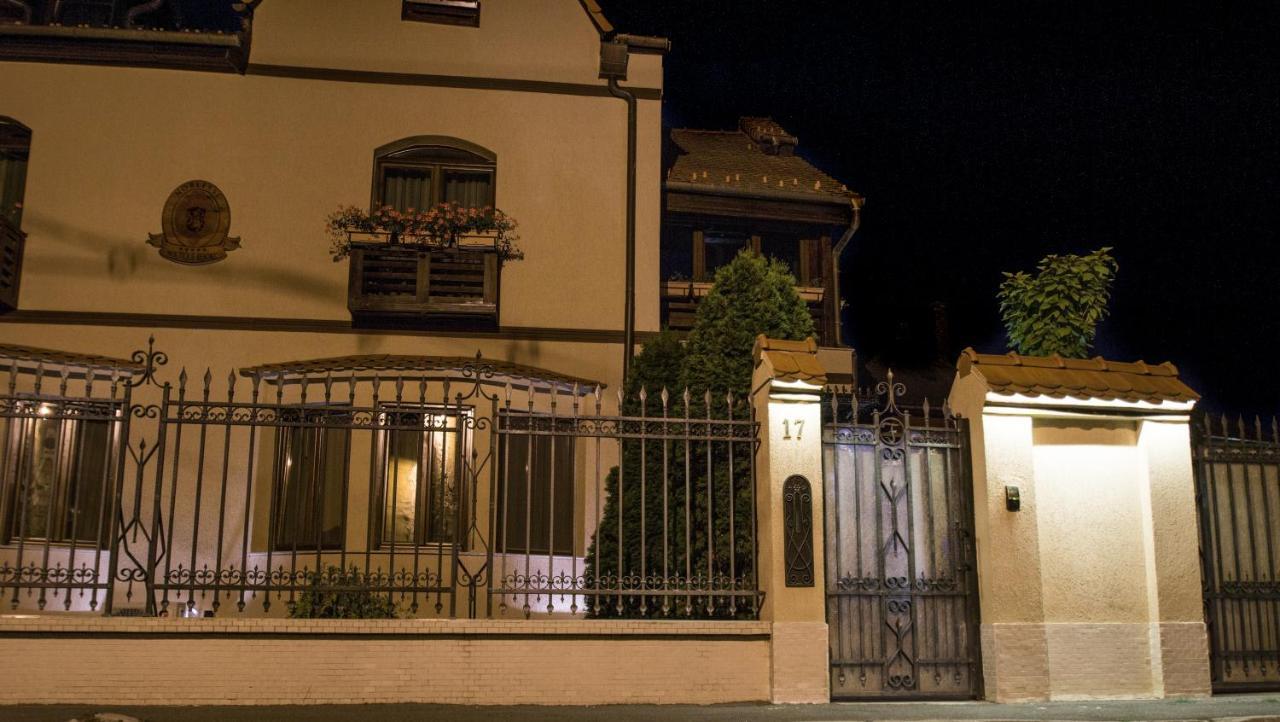 Noblesse Boutique Resort Сібіу Екстер'єр фото A typical house in the city