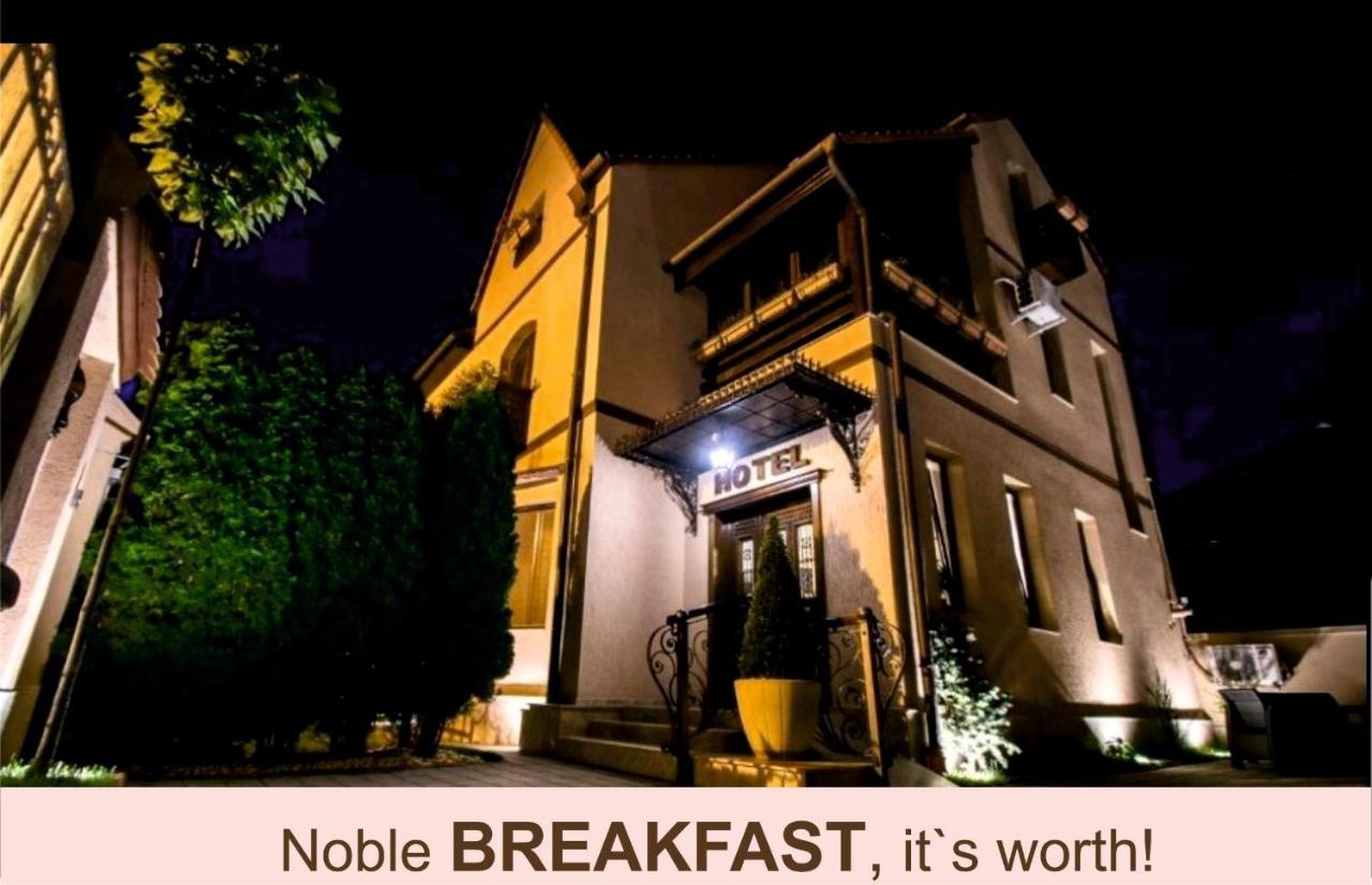 Noblesse Boutique Resort Сібіу Екстер'єр фото Noble Breakfast