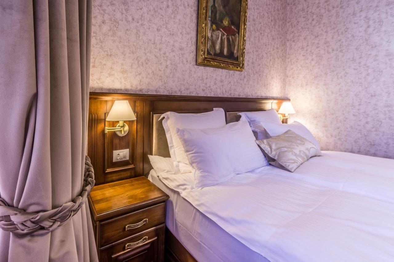 Noblesse Boutique Resort Сібіу Екстер'єр фото A bedroom at the hotel
