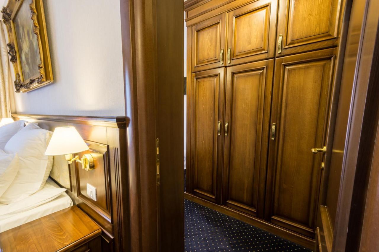 Noblesse Boutique Resort Сібіу Екстер'єр фото A wardrobe
