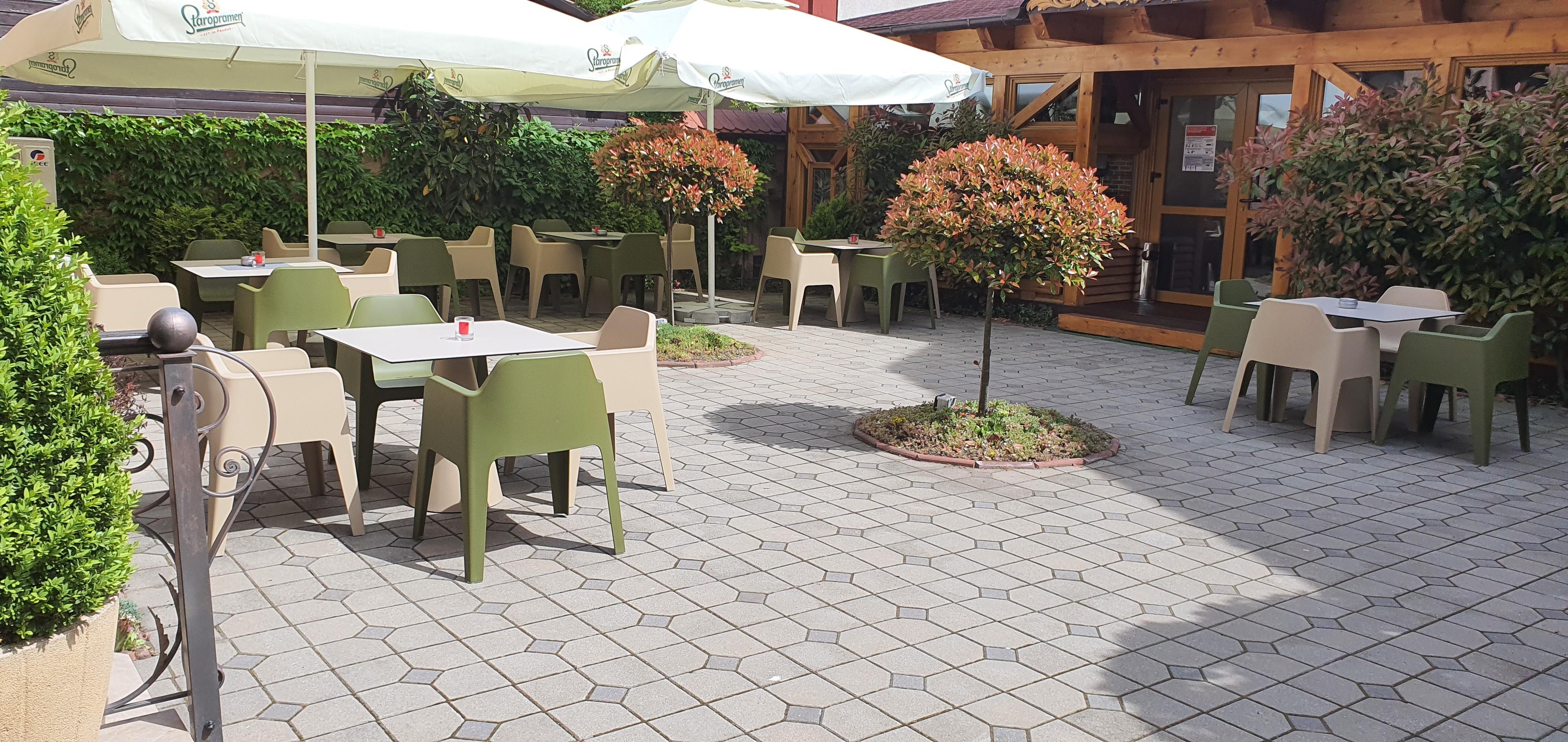Noblesse Boutique Resort Сібіу Екстер'єр фото A patio with a paving pattern