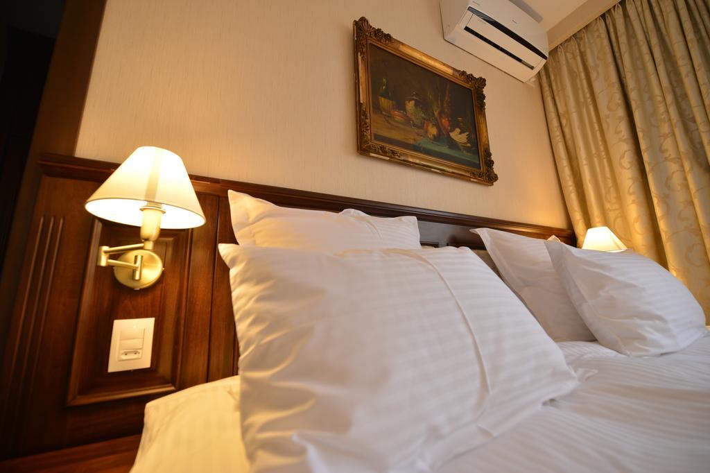 Noblesse Boutique Resort Сібіу Екстер'єр фото A bed