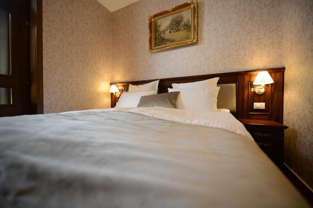 Noblesse Boutique Resort Сібіу Екстер'єр фото A bed