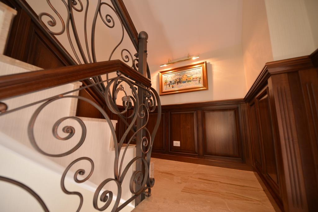 Noblesse Boutique Resort Сібіу Екстер'єр фото Wainscoting in a home