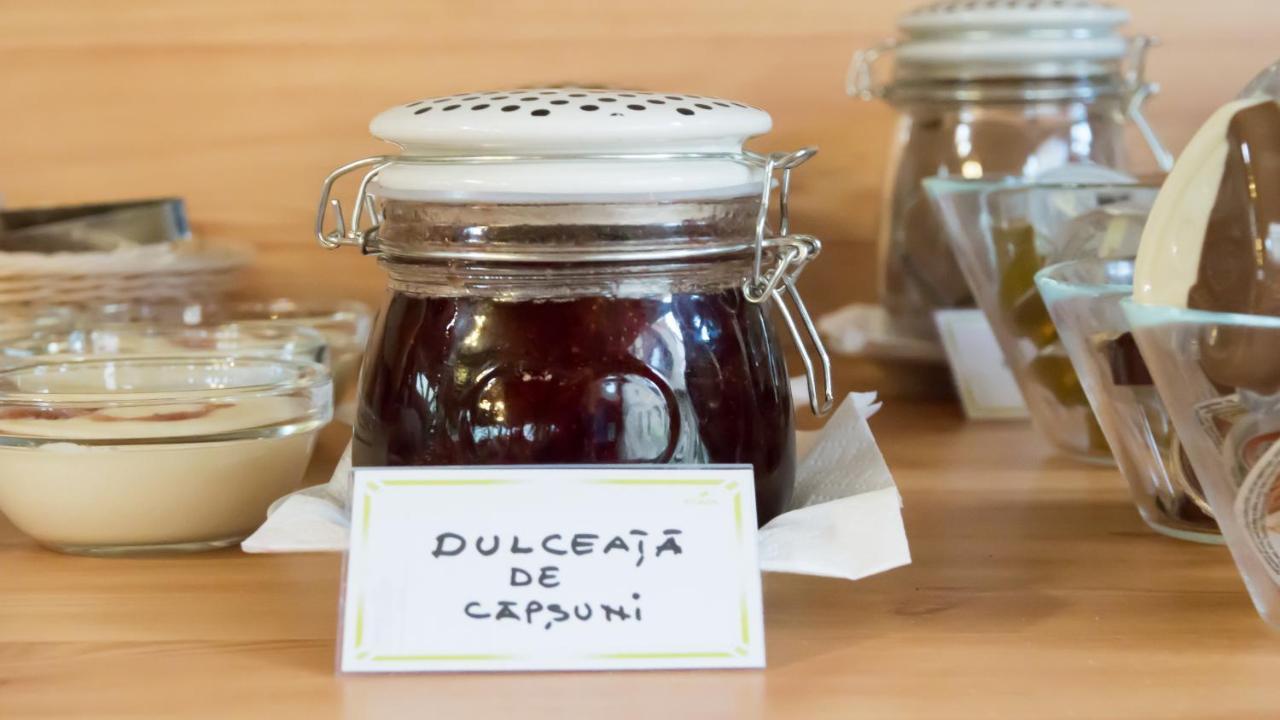 Noblesse Boutique Resort Сібіу Екстер'єр фото A jar of capsună